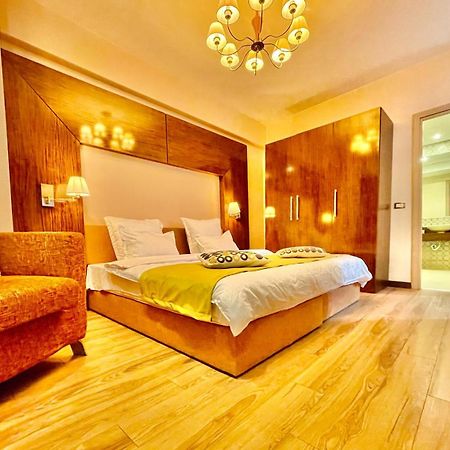 Royal Studio Apartment With A Perfect View - Yamaluxe Bukarest Kültér fotó