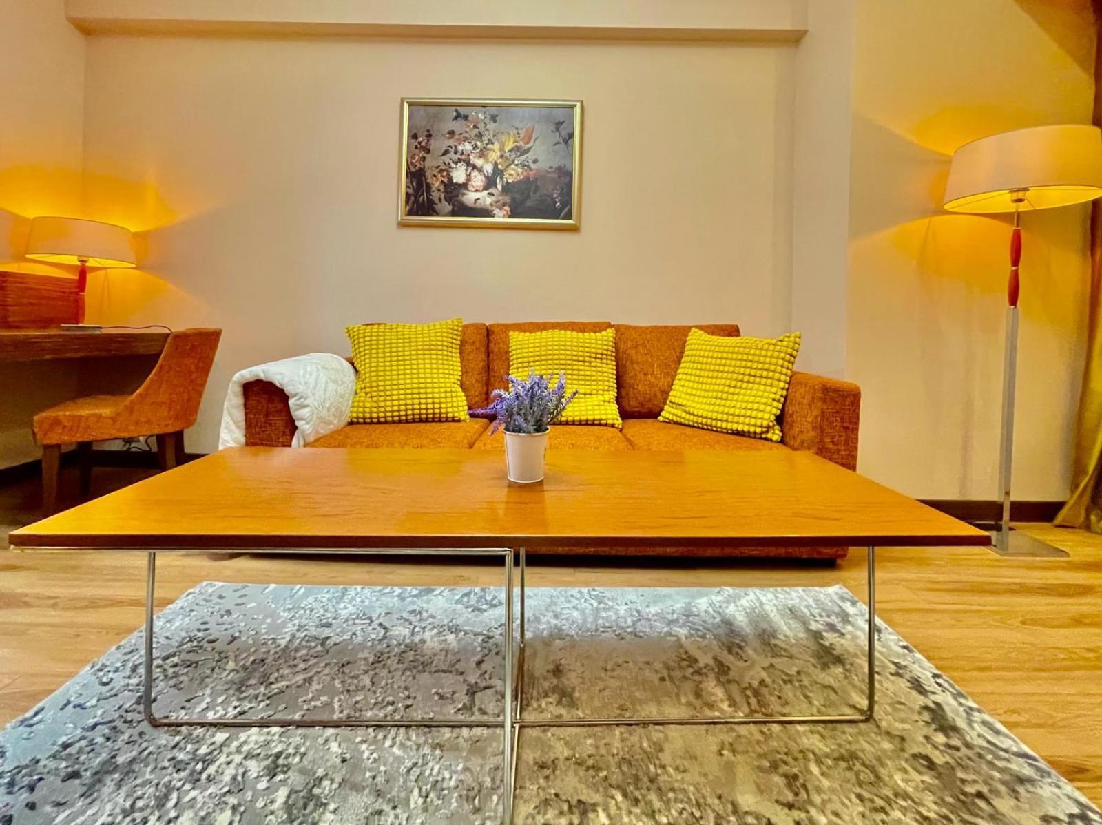 Royal Studio Apartment With A Perfect View - Yamaluxe Bukarest Kültér fotó