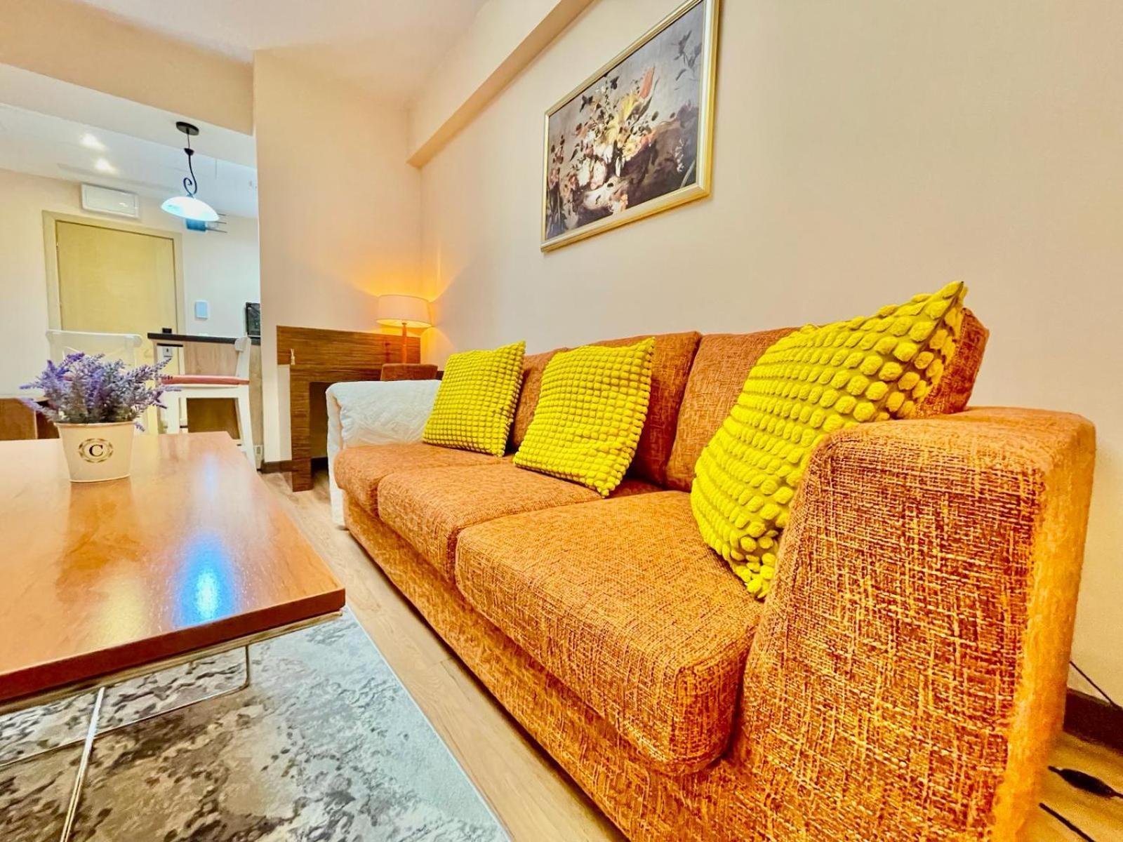 Royal Studio Apartment With A Perfect View - Yamaluxe Bukarest Kültér fotó