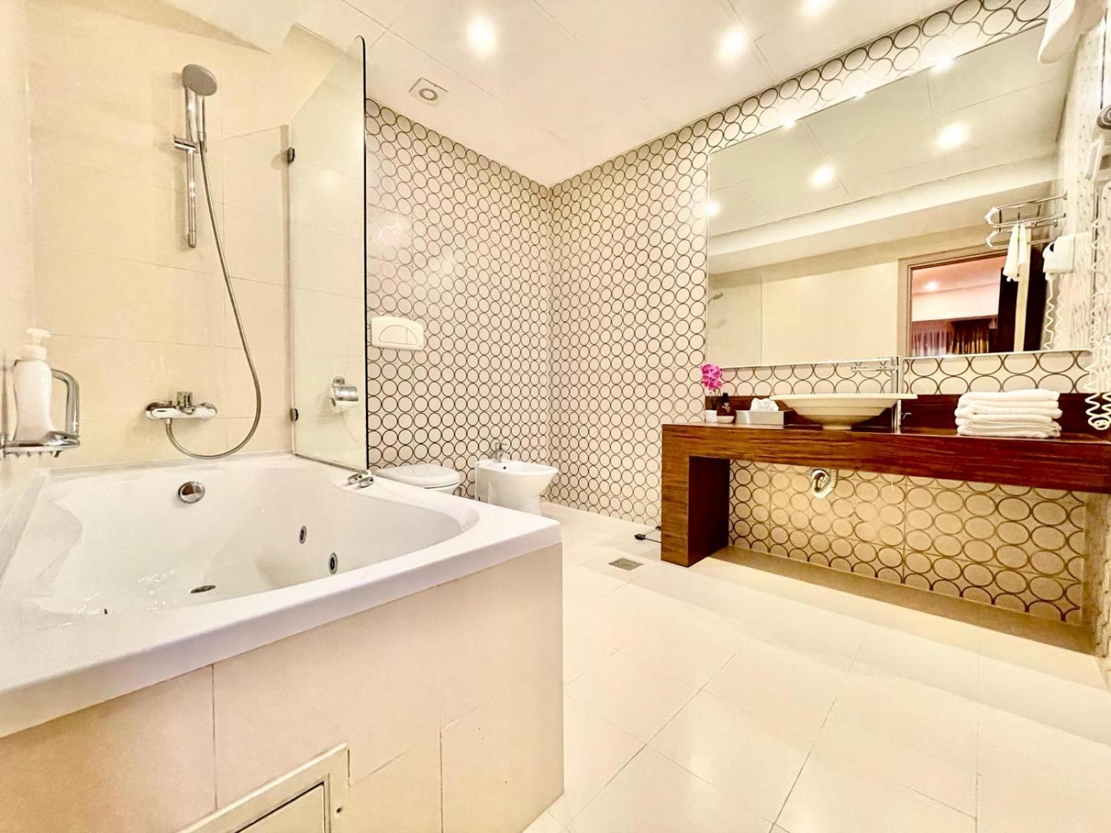 Royal Studio Apartment With A Perfect View - Yamaluxe Bukarest Kültér fotó