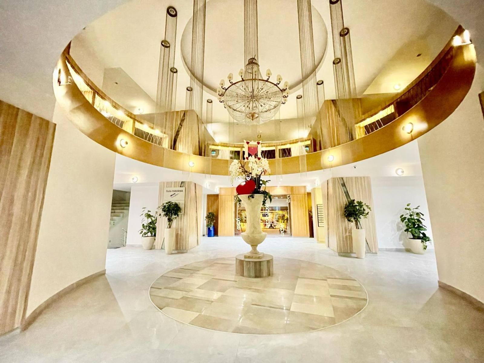 Royal Studio Apartment With A Perfect View - Yamaluxe Bukarest Kültér fotó