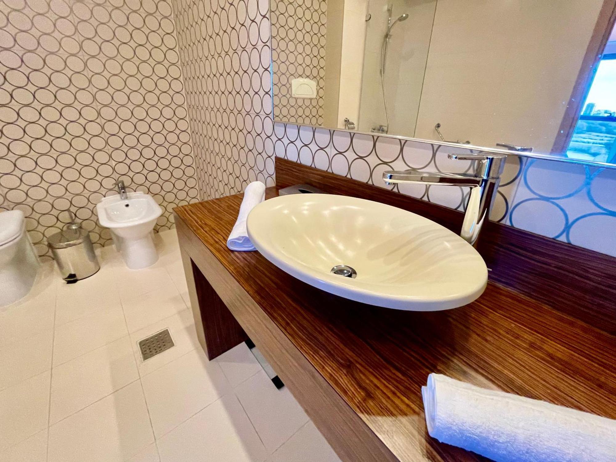 Royal Studio Apartment With A Perfect View - Yamaluxe Bukarest Kültér fotó