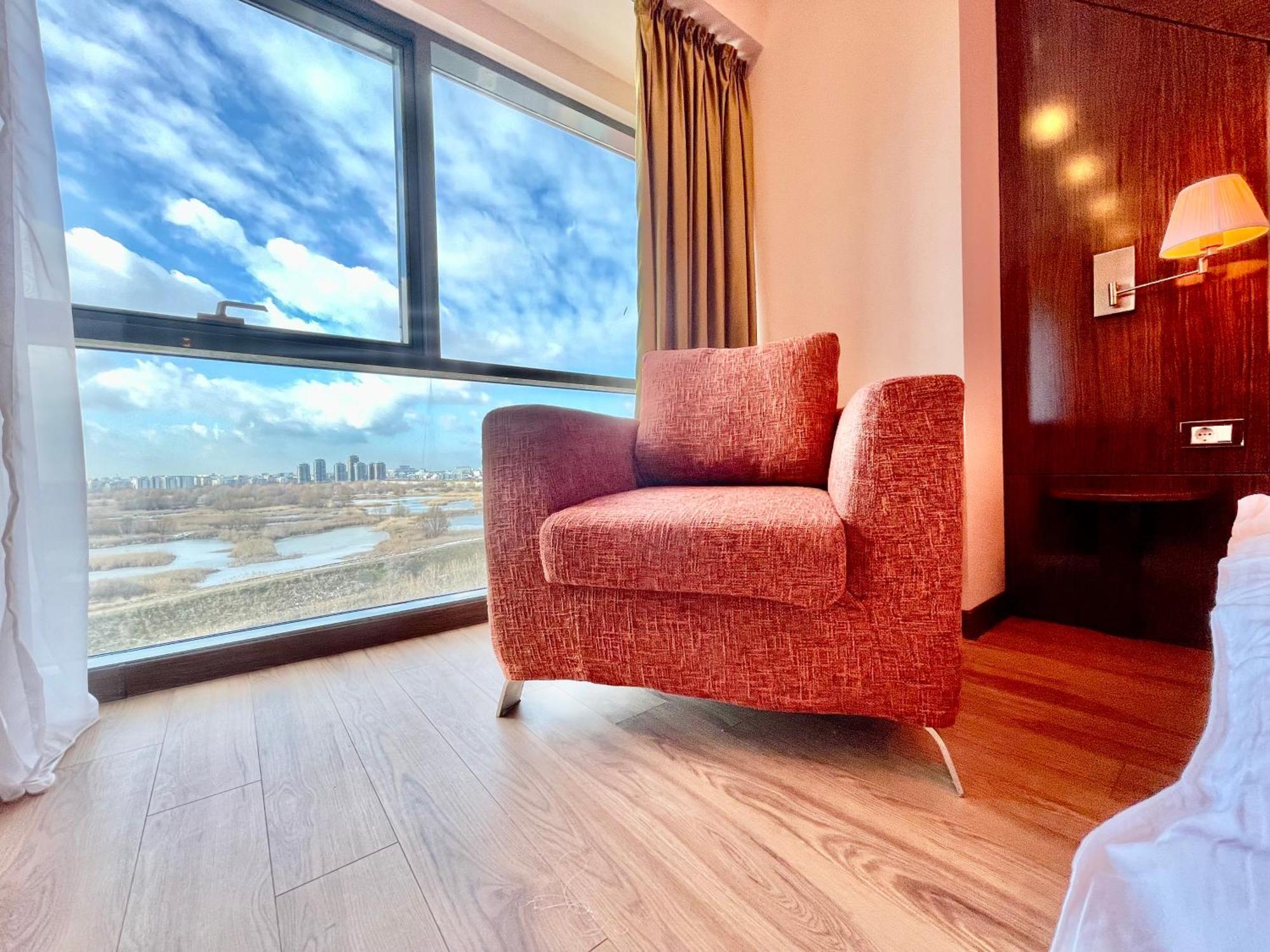 Royal Studio Apartment With A Perfect View - Yamaluxe Bukarest Kültér fotó